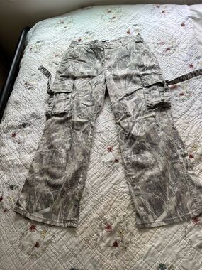 Neutral Gray Camouflage Cargo Pants - Women